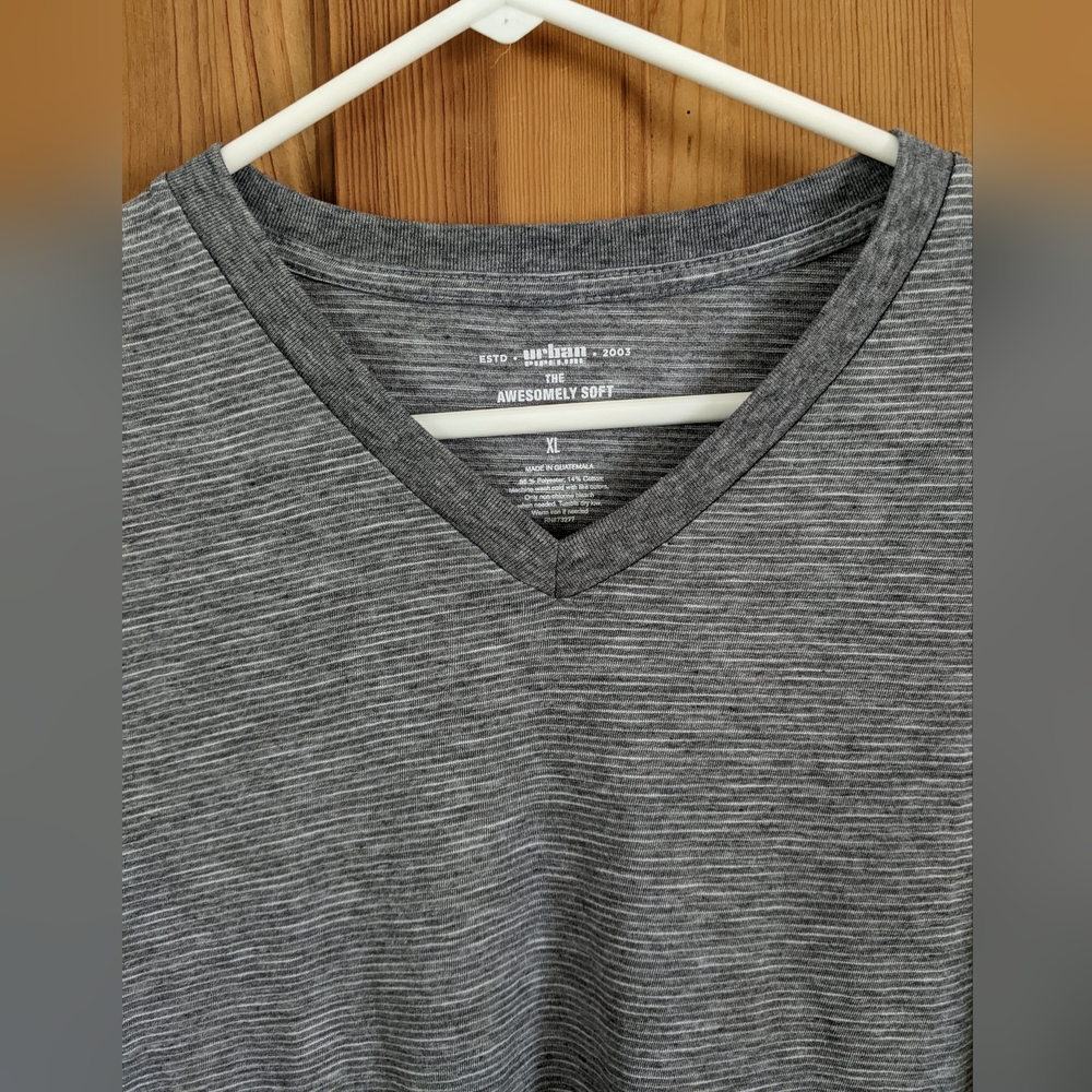 Men's XL gray/white striped lightweight casual T-shirt